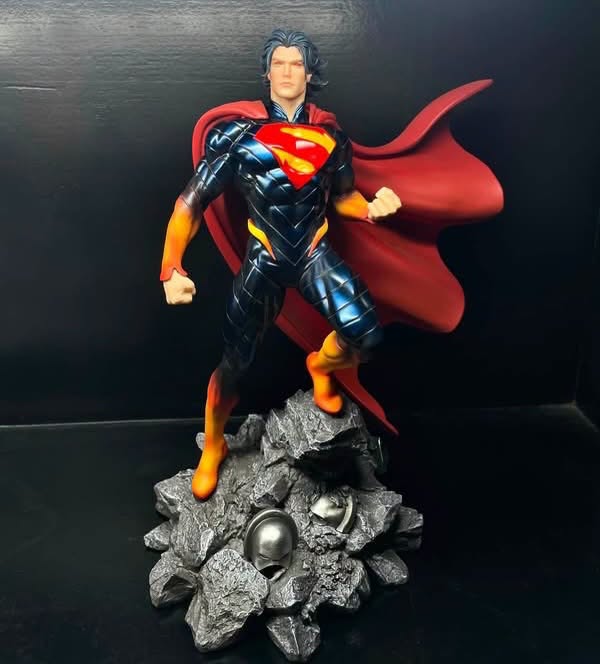 Escultura física de super-herói com capa