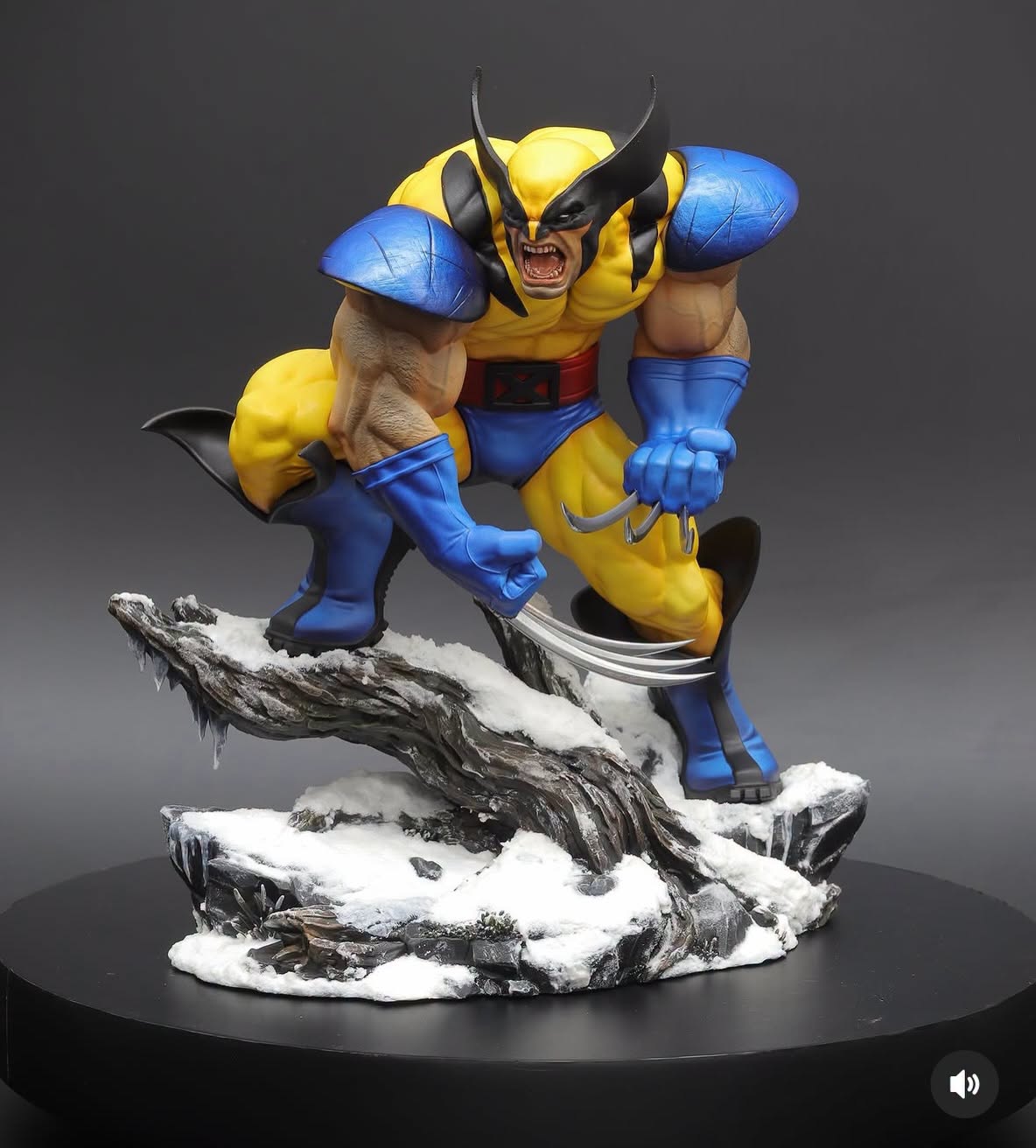 Escultura física de personaje con garras